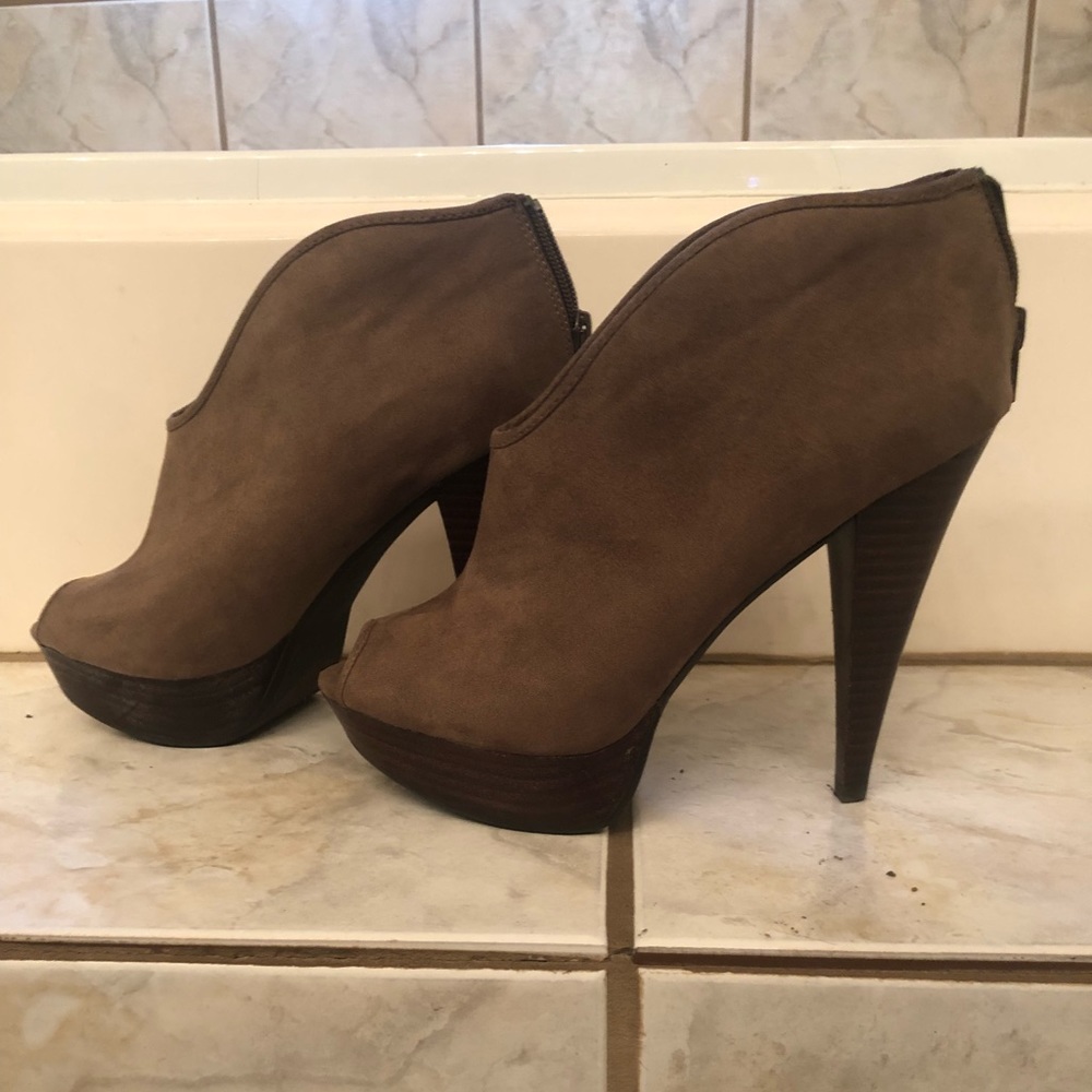 Beautiful high heel never worn